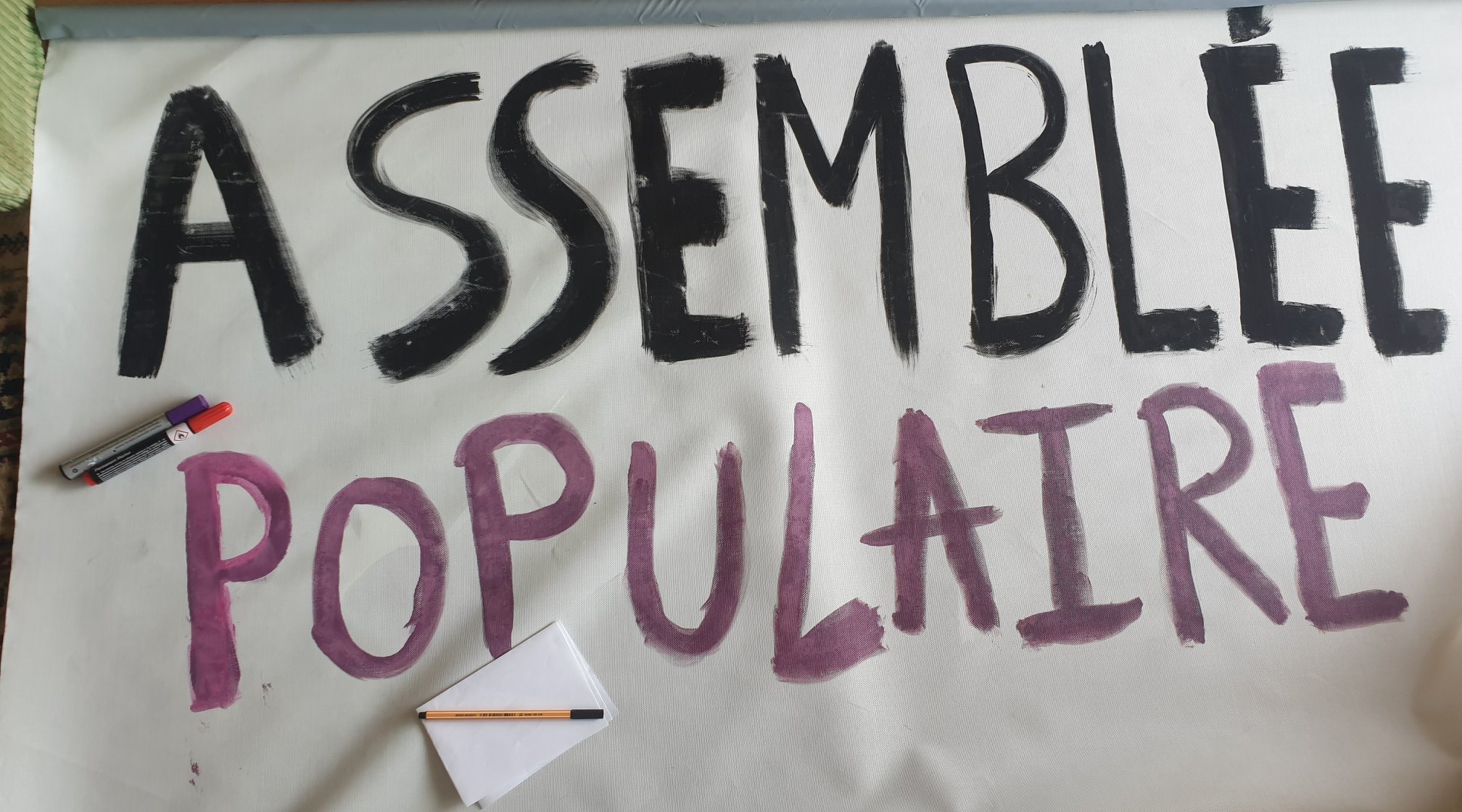 Banderole « Assemblée Populaire » place du Ravelin à Toulouse.