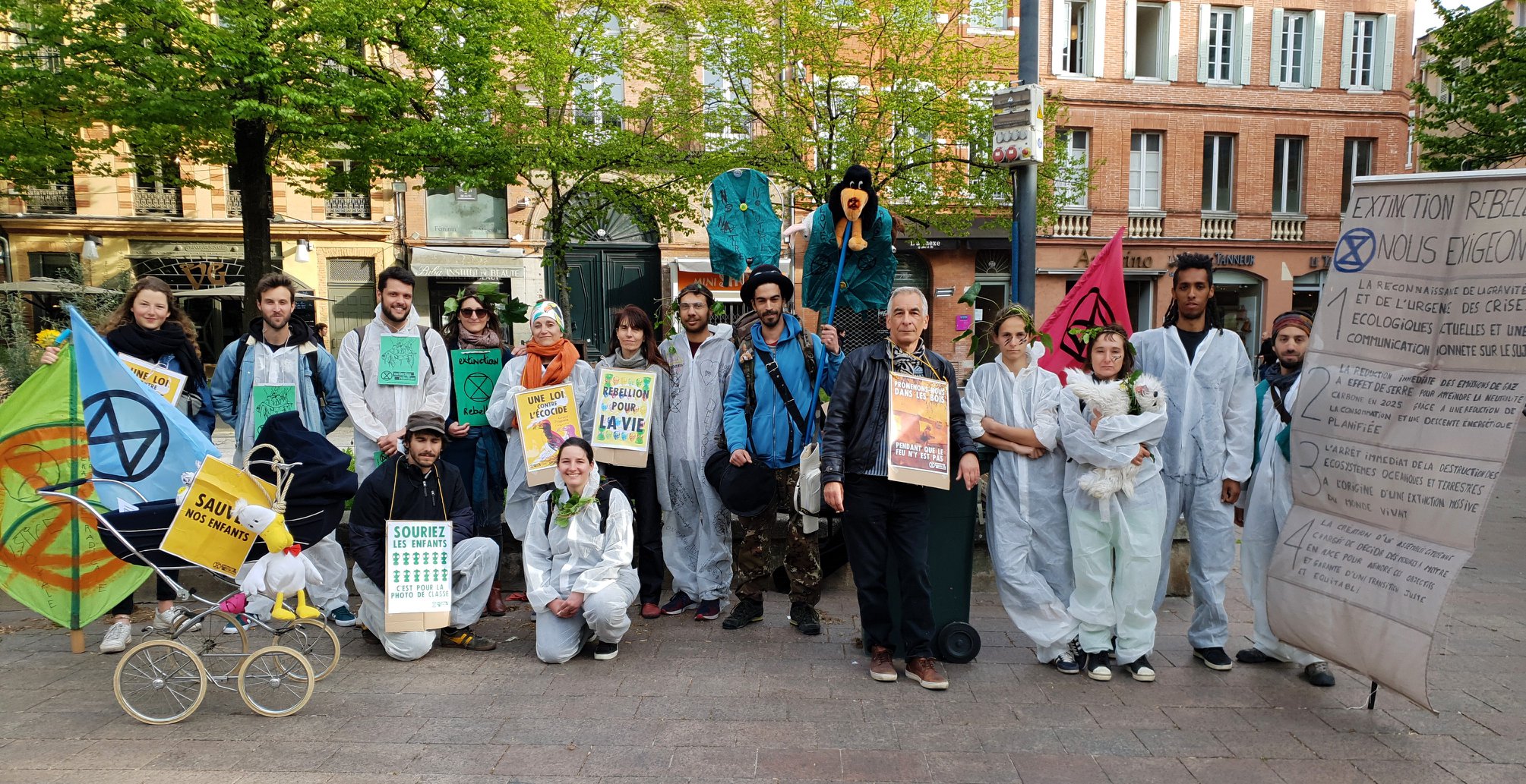 Groupe d'Extinction Rebellion Toulouse en combinaisons blanches, place de la ville.