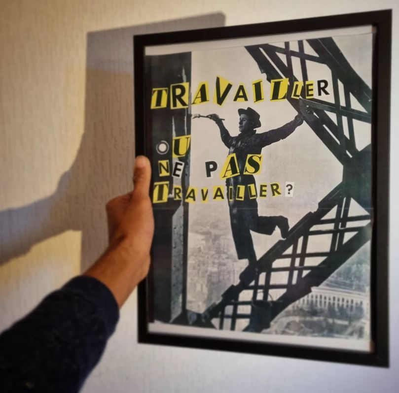 Collage par Vie : « Travailler ou ne pas travailler ? » Photo d'ouvrier sur la tour Eiffel, lettres découpées façon rançon sur fond jaune.